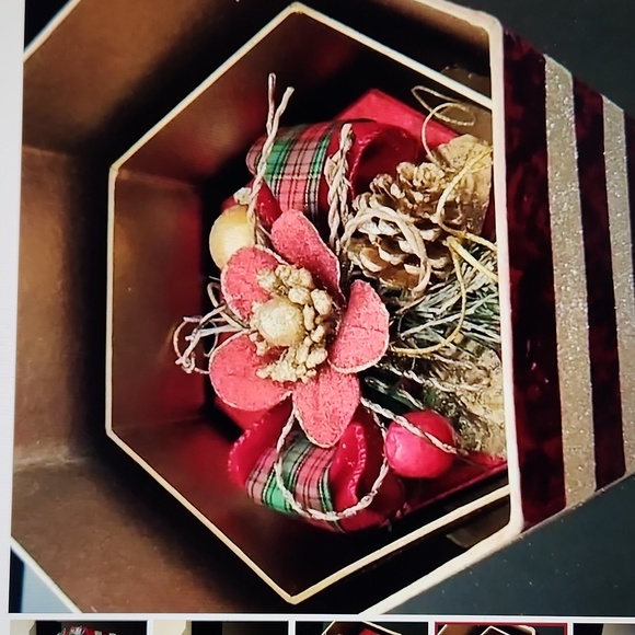 Beautiful Red & Gold ribbon holiday box set - Picture 4 of 6